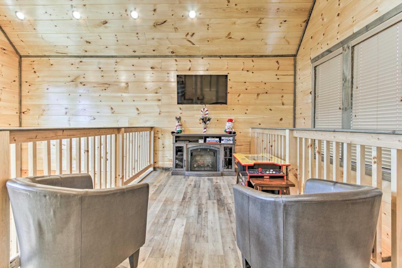 Smoky Mountain Hideaway With Hot Tub, Deck And Views! Villa Gatlinburg Buitenkant foto