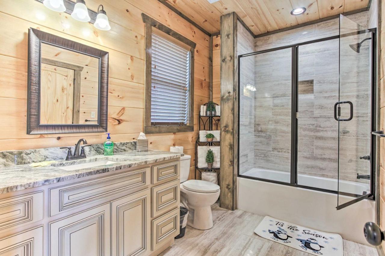 Smoky Mountain Hideaway With Hot Tub, Deck And Views! Villa Gatlinburg Buitenkant foto